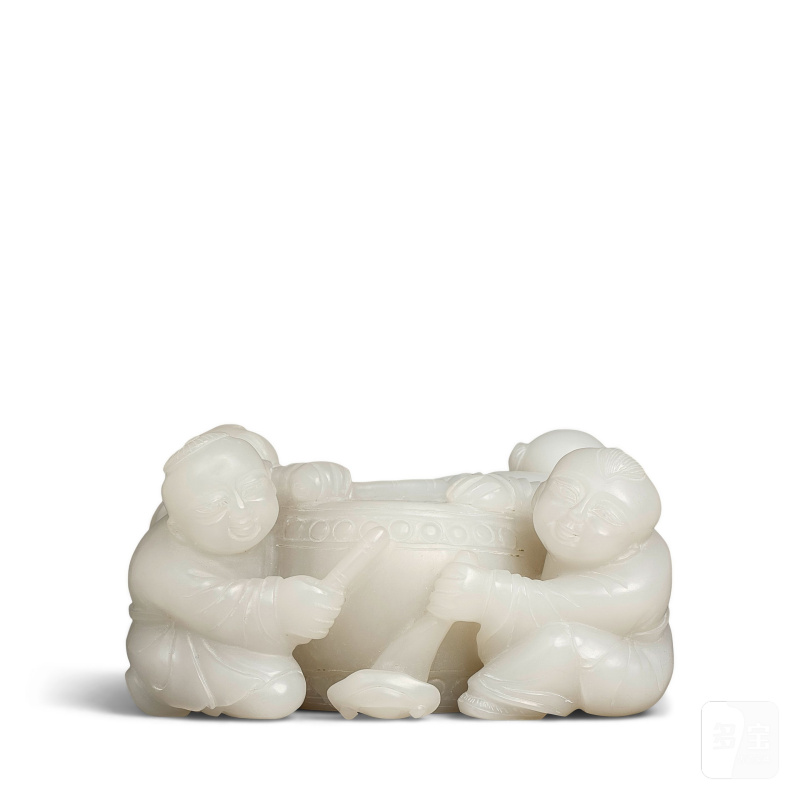 二十世紀 白玉雕擊鼓童子擺件 | A WHITE JADE 'CHILDREN AND DRUM' GROUP - 图1